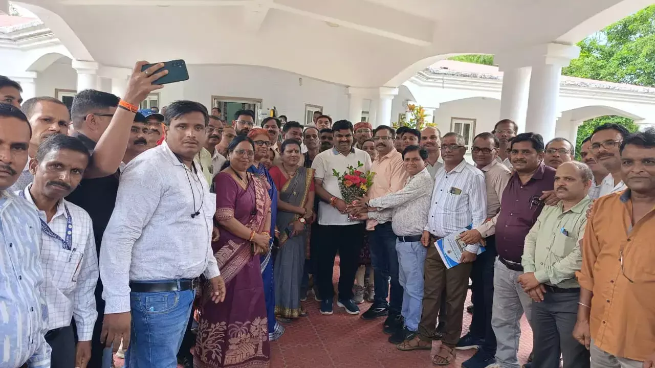 CG Teachers News: शिक्षा मंत्री को टीचर्स एसोसिएशन ने सौंपा 10 सूत्रीय मांग पत्र, ई संवर्ग प्राचार्य काउंसिलिंग इसी माह...