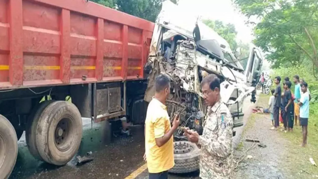 Kondagaon News: ट्रेलर-हाइवा में जोरदार भिडंत, दो युवकों की मौत, ट्रेलर के अन्दर फंसा युवक...