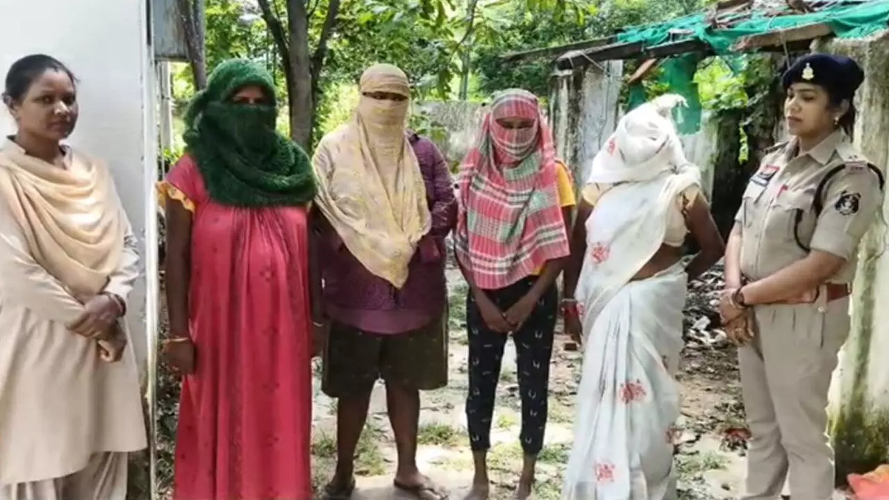 Mahasamund Crime News: देह व्यापार की शिकायत पर चार महिला गिरफ्तार, पहुंची थी मुंबई, रायपुर, अंबिकापुर और धमतरी से... जमकर हंगामा