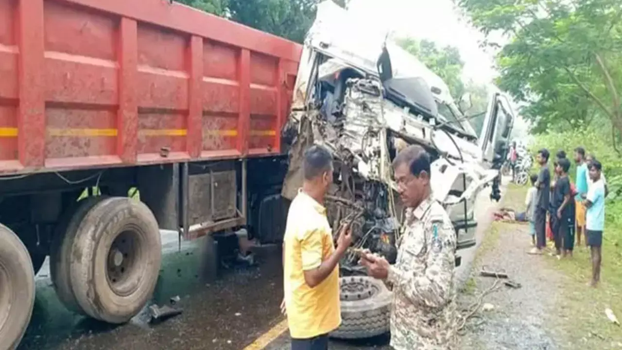 Kondagaon News: ट्रेलर-हाइवा में जोरदार भिडंत, दो युवकों की मौत, ट्रेलर के अन्दर फंसा युवक...