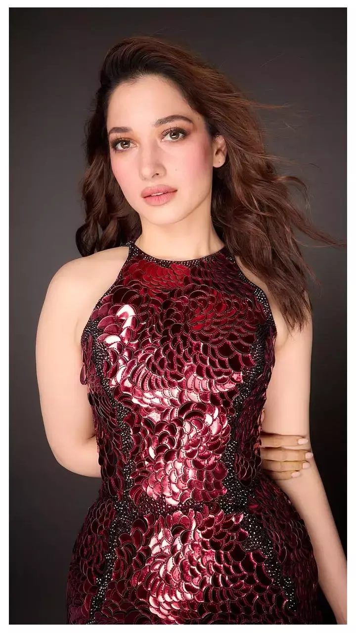 Tamannaah Bhatia ने वाइन-रेड शिमरी गाउन में बिखेरा जलवा, दिखाई बोल्ड अदाएं...