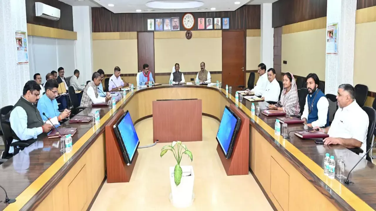 CG Cabinet News: कैबिनेट की बैठक शुरू, थोड़ी देर में होगी ब्रीफिंग, डिप्टी सीएम देंगे महत्वपूर्ण फैसलों पर जानकारी...