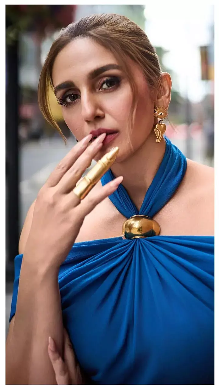 हॉल्टर बिजौ ड्रेस में Huma Qureshi ने मचाई तबाही, हॉट फोटो देख बेकाबू हुए लोग...