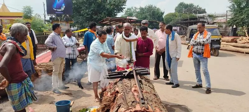 Bastar Dussehra 2025 :  अंडा और मोंगरी मछली की बलि के साथ सम्पन्न हुई बारसी उतारनी रस्म, विशाल रथ निर्माण की शुरुआत
