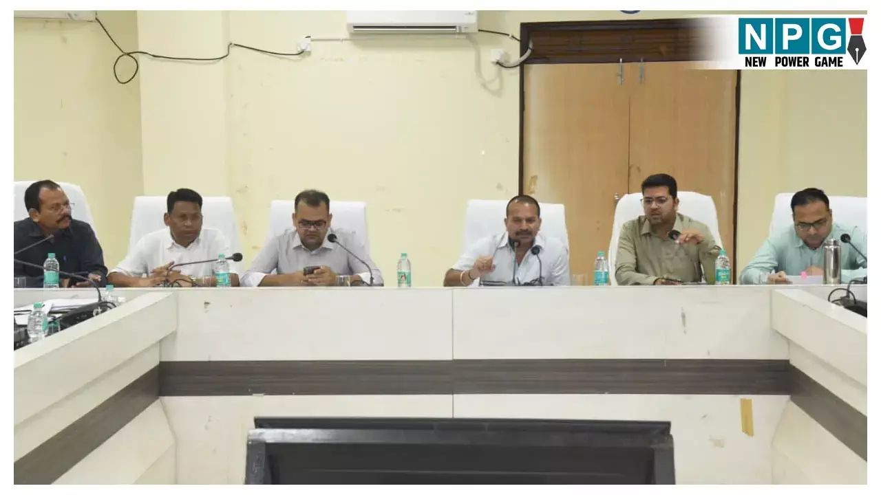 Ambikapur News: कलेक्टर ने अफसरों की बैठक, समय पर कार्य पूरे करने के दिए निर्देश, कहा: लंबित प्रकरणों के निराकरण में ना हो देरी