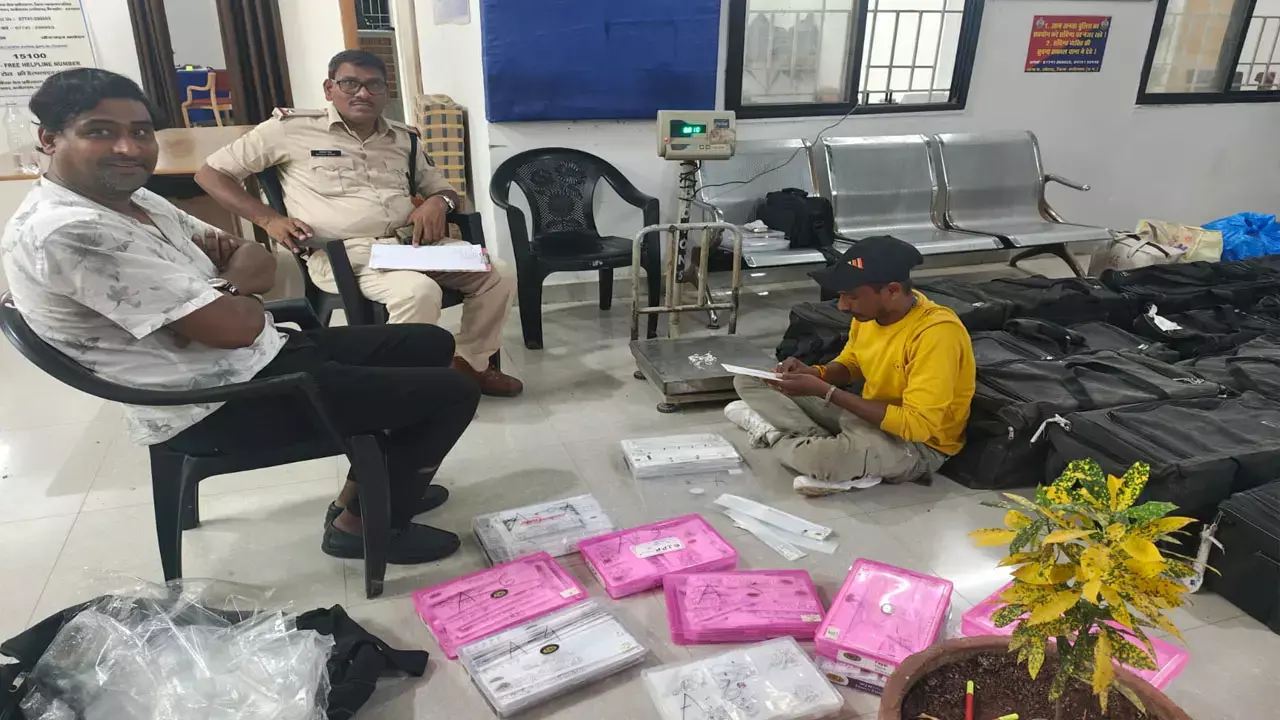 Kabirdham News:  2.50 करोड़ की चांदी से भरी कार पकड़ाई, चालक नहीं कर पाया वैध दस्तावेज पेश...