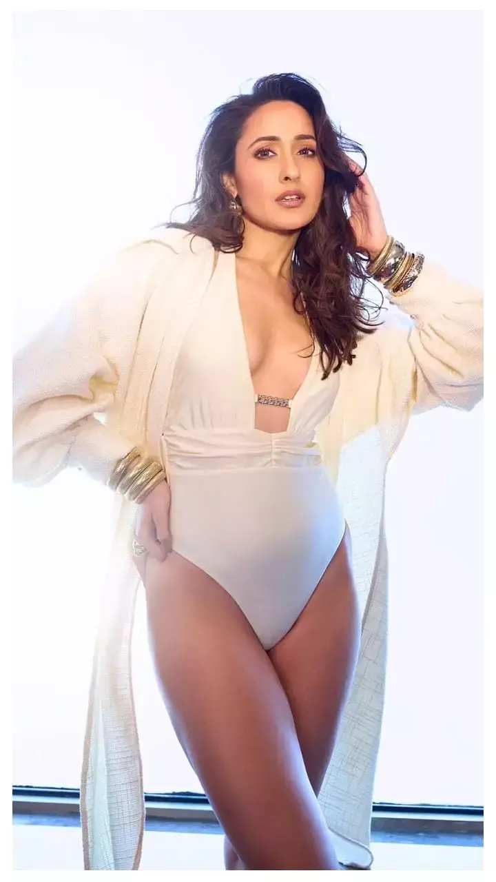 एक्ट्रेस Pragya Jaiswal ने दिखाया सेक्सी अवतार, तस्वीरें देख बढ़ीं फैंस की धड़कनें...