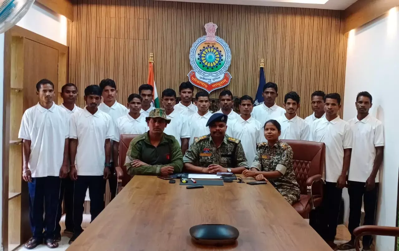 नारायणपुर में 16 नक्सलियों ने किया आत्मसमर्पण, स्लीपर सेल की तरह कर रहे थे नक्सलवाद को मजबूत