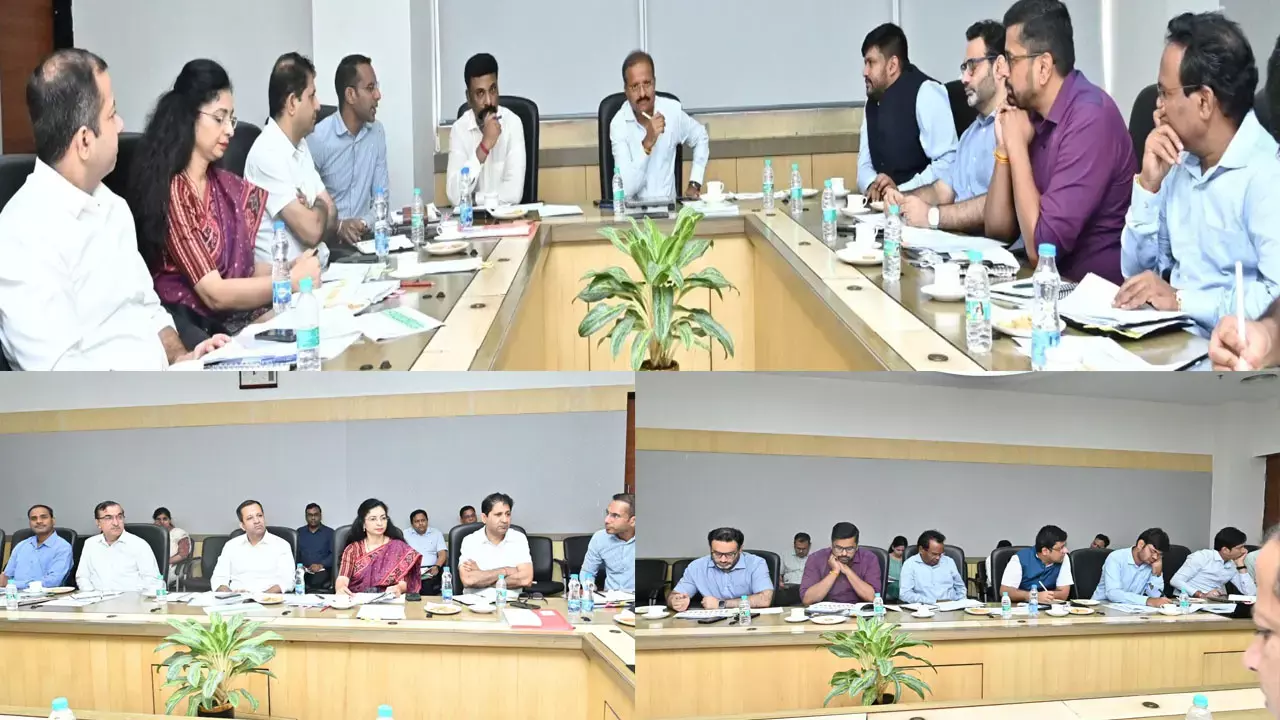 CG News: मुख्यमंत्री के प्रमुख सचिव ने नक्सल प्रभावित जिलों में विकास कार्यों की समीक्षा की, गांव-गांव तक योजनाओं की पहुँच सुनिश्चित करने के निर्देश