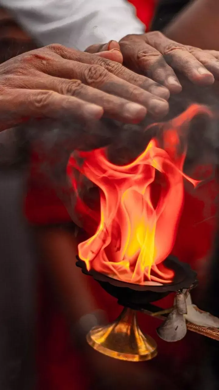 Pitru Paksha Ke Upay 2025: पितृपक्ष पर घर में जलाएं आटे का दीया, दूर होगी पैसों की कमी