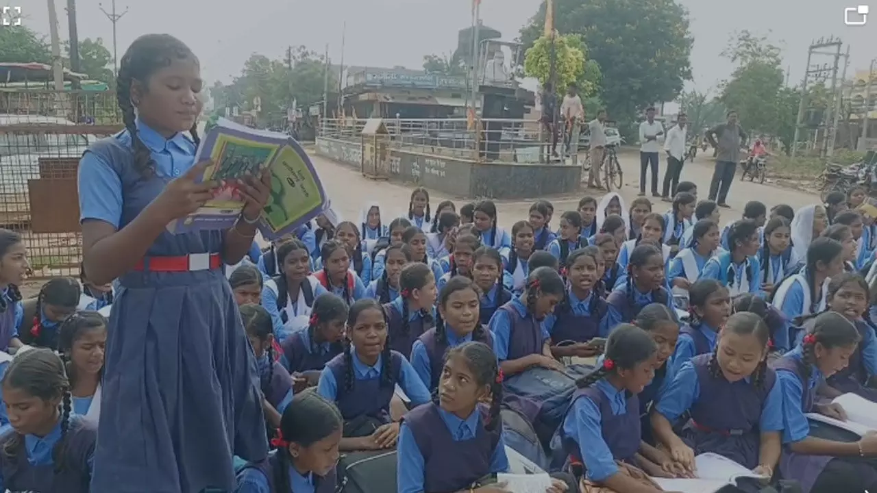 गरियाबंद स्कूल न्यूजः स्कूल छोड़ सड़क पर बच्चे कर रहे पढ़ाई, जानिए क्या है पूरा मामला