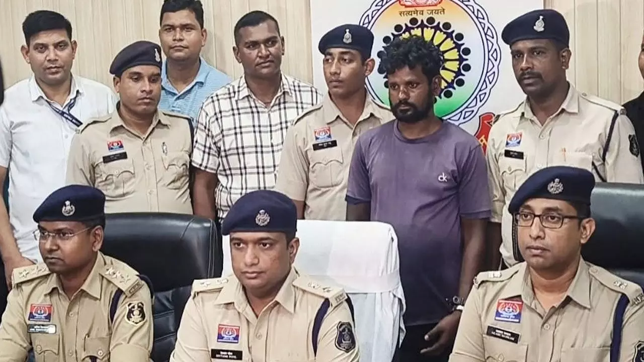 Raigarh 4 Murder Case Solved: चरित्र शंका बनी मर्डर की वजह, पड़ोसी ने नाबालिग के साथ मिलकर दिया घटना को अंजाम