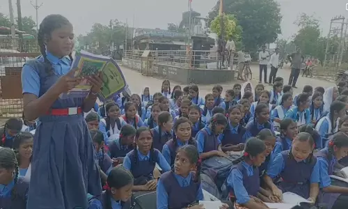 गरियाबंद स्कूल न्यूजः स्कूल छोड़ सड़क पर बच्चे कर रहे पढ़ाई, जानिए क्या है पूरा मामला
