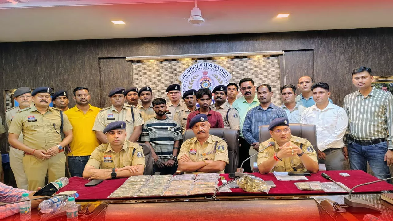 Janjgir-Champa News: चाकू की नोक पर व्यापारी से 10 लाख की लूट, पुलिस की चार टीम और ऐसे पकड़े गये तीन आरोपी, दुकान का कर्मचारी ही निकला मास्टरमाइंड...