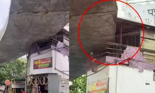 भोपाल के बाद! अब चर्चा में आया महाराष्ट्र का ये फ्लाईओवर, सीधे घर की बालकनी से होकर गुजर रहा, देखें वायरल तस्वीरें