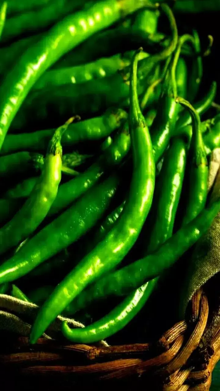 Hari Mirch Khane Ke Fayde: रोज़ हरी मिर्च खाने से शरीर को मिलते हैं ये चौंकाने वाले फायदे