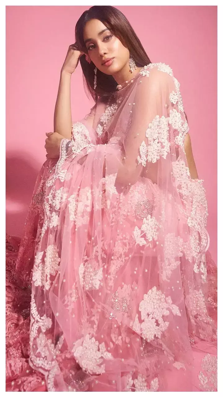 Janhvi Kapoor ने पिंक लहंगे में अप्सरा बनकर छाईं, दिखाई दिलकश अदाएं, खूबसूरती में दिल हार बैठे फैंस...