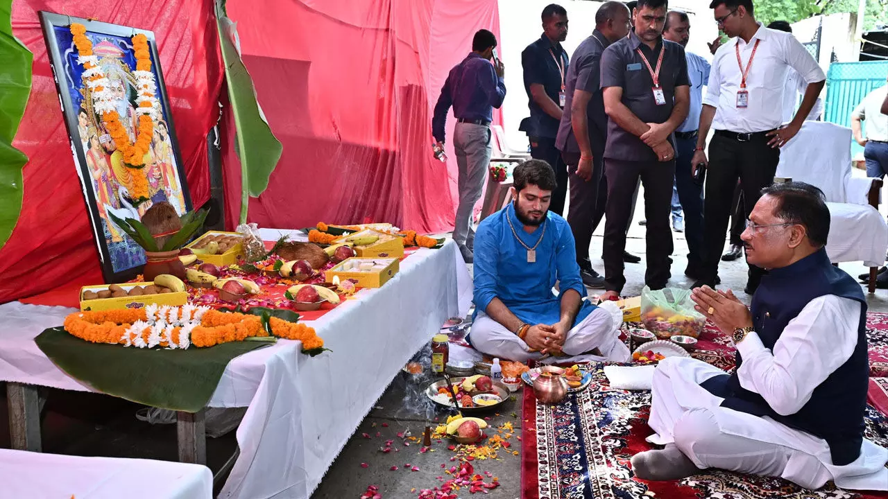 CG News: CM विष्णुदेव ने मुख्यमंत्री निवास में भगवान विश्वकर्मा जयंती पर की पूजा अर्चना...