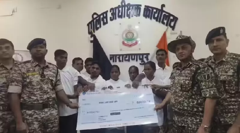 Narayanpur Naxalite Surrender : अबूझमाड़ में नक्सलवाद की टूटी कमर, नारायणपुर में लाखों के इनामी 12 माओवादियों ने किया सरेंडर, बस्तर आईजी सुंदरराज ने कहा - नक्सलियों के पास आत्मसमर्पण के अलावा कोई विकल्प नहीं