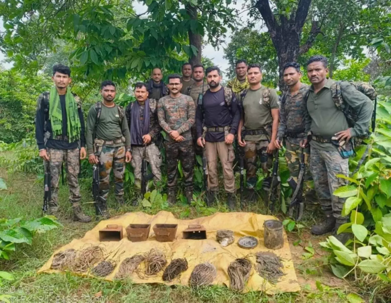सुरक्षाबलों को एक और बड़ी सफलता: दो कुख्यात महिला नक्सली ढेर, भारी मात्रा में नक्सल सामग्री और हथियार बरामद
