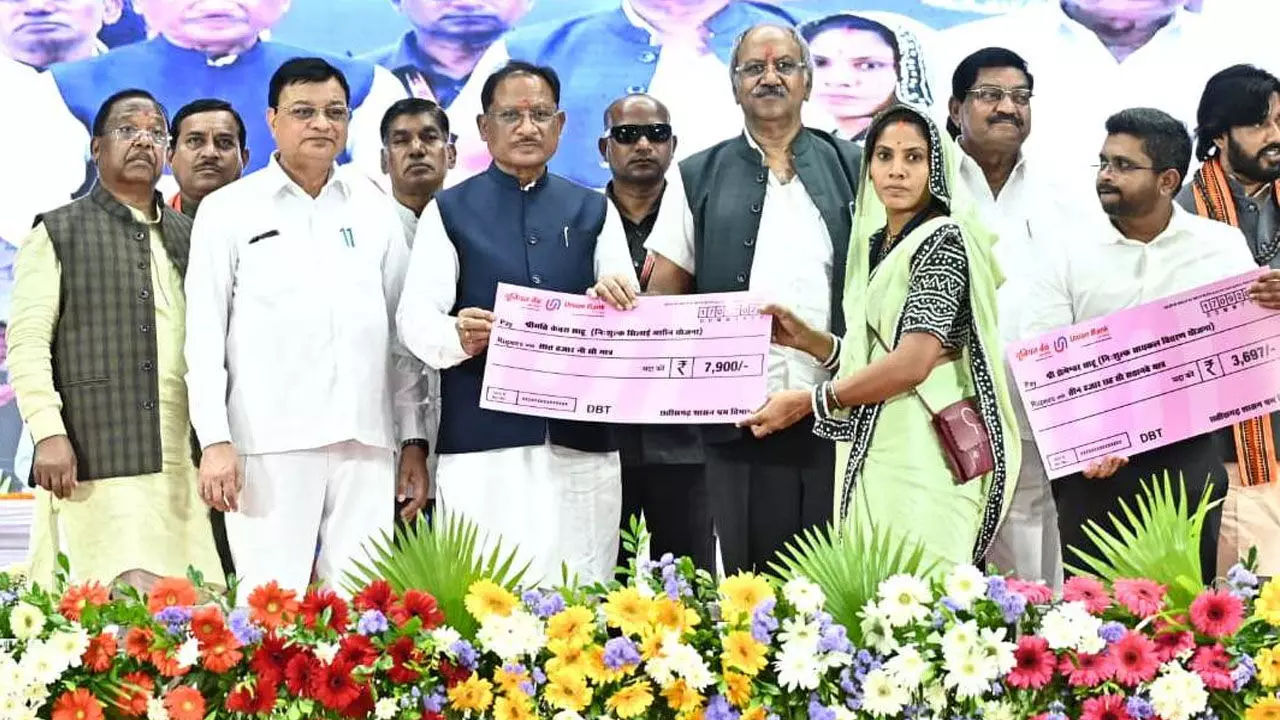 CG News: CM विष्णुदेव ने विश्वकर्मा जयंती पर दी श्रमवीरों को बड़ी सौगात, दीदी ई-रिक्शा योजना की सहायता राशि बढाने की घोषणा, श्रमिकों के मकान निर्माण हेतु अनुदान राशि बढाने का ऐलान...