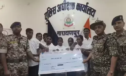 Narayanpur Naxalite Surrender : अबूझमाड़ में नक्सलवाद की टूटी कमर, नारायणपुर में लाखों के इनामी 12 माओवादियों ने किया सरेंडर, बस्तर आईजी सुंदरराज ने कहा - नक्सलियों के पास आत्मसमर्पण के अलावा कोई विकल्प नहीं