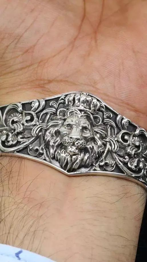 कड़ा हमेशा दाहिने हाथ में ही क्यों पहनते हैं? वजह जान कर हैरान रह जायेंगे आप