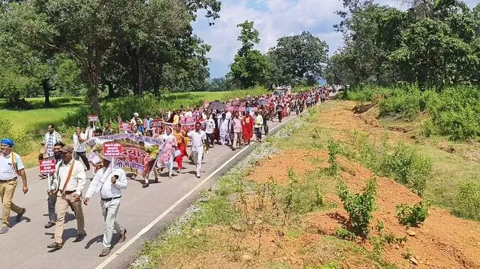 Bijapur News : NMDC के खिलाफ 45 गांव के ग्रामीण हुए लामबंद, सड़कों पर उतरे ग्रामीण, शनिवार तक बीजापुर पहुंचेगी पदयात्रा
