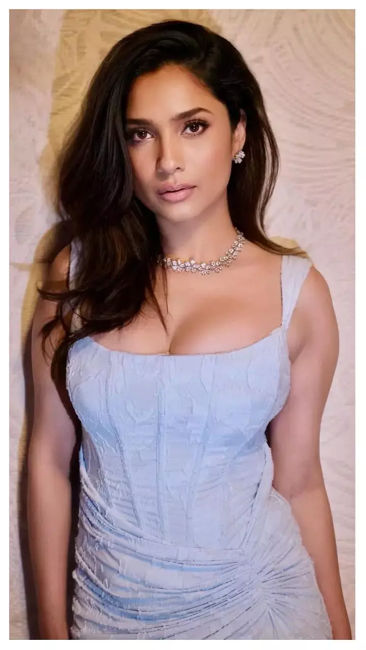 बॉडीकॉन ड्रेस पहन Ankita Lokhande ने दिए ऐसे-ऐसे पोज, हॉट तस्वीरें देख टिकी फैंस की नजर...