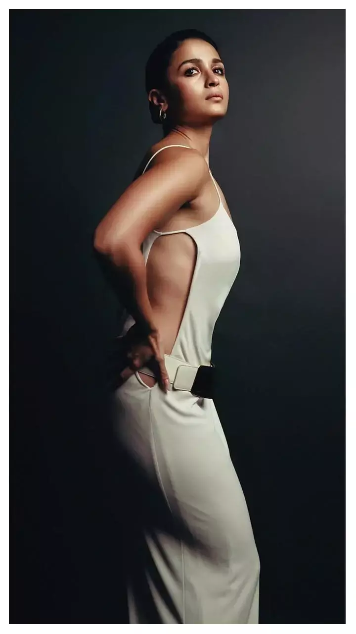 Alia Bhatt ने कटआउट ड्रेस में लगाईं आग, बोल्ड लुक देख फैंस के उड़े तोते...