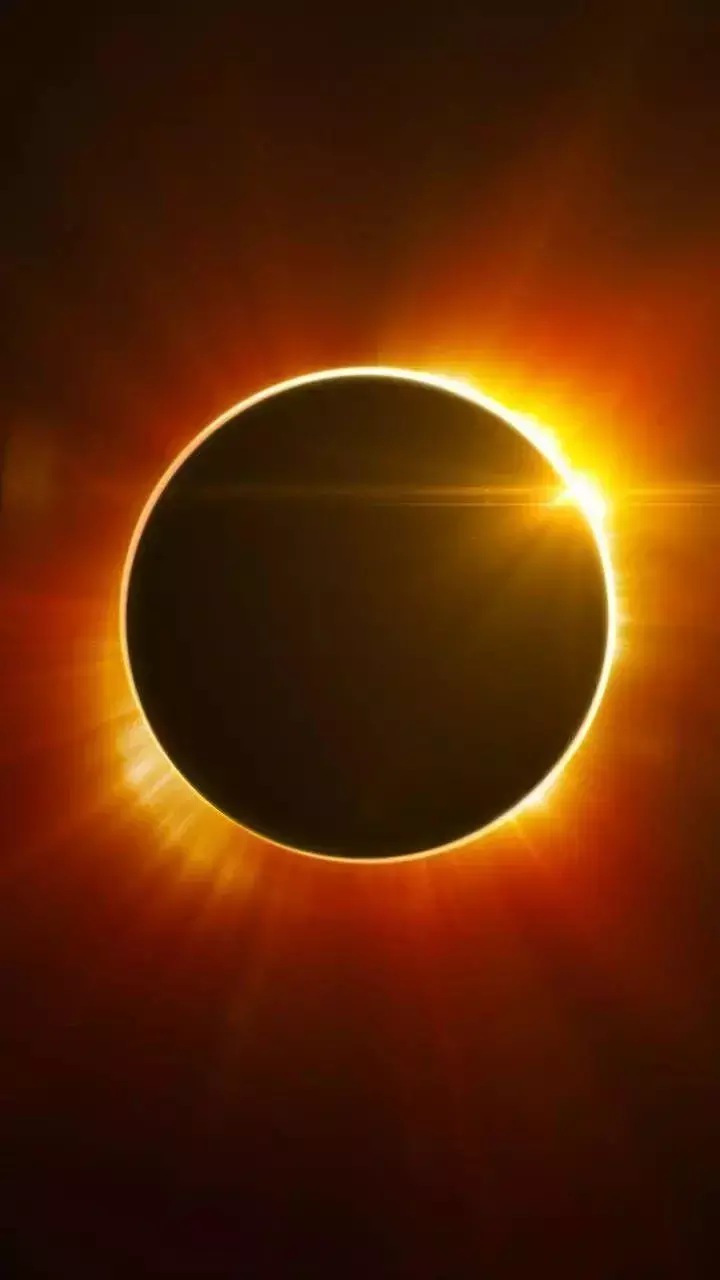 Surya Grahan Me Sambhog: क्या सूर्य ग्रहण के दौरान फिजिकल रिलेशन बनाना सही है? जानें धार्मिक और वैज्ञानिक मान्यताएं