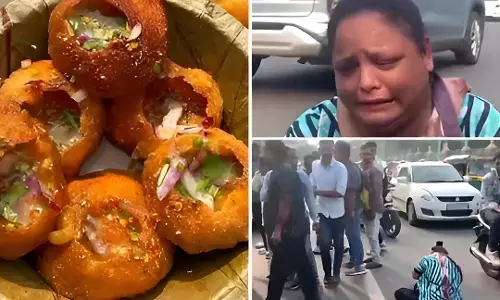 20 रूपये में 6 की जगह मिले 4 गोलगप्पे! धरने पर बैठी महिला, सड़क किया जाम, पुलिस की हालत हुई ख़राब, जानिए कहाँ का है मामला?