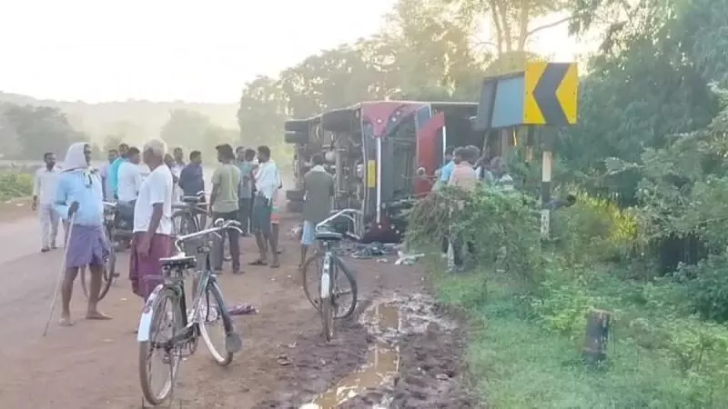 CRPF Bus Accident : सीआरपीएफ जवानों से भरी बस तेज रफ़्तार के कारण अनियंत्रित होकर पलटी, हादसे में 20 से ज्यादा लोग घायल