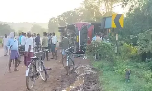 CRPF Bus Accident : सीआरपीएफ जवानों से भरी बस तेज रफ़्तार के कारण अनियंत्रित होकर पलटी, हादसे में 20 से ज्यादा लोग घायल