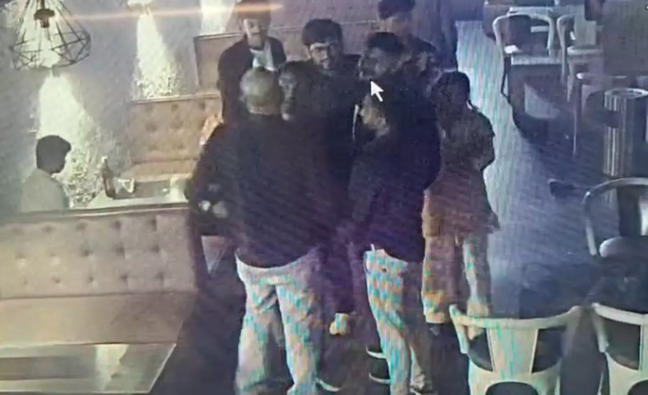 Raipur News: जूक क्लब में मारपीट, सट्टा किंग सौरभ चंद्राकर के भांजे का वीडियो आया सामने, क्लब के अन्दर युवक की लात-मुक्के से की जमकर पिटाई...