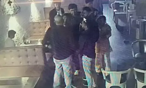 Raipur News: जूक क्लब में मारपीट, सट्टा किंग सौरभ चंद्राकर के भांजे का वीडियो आया सामने, क्लब के अन्दर युवक की लात-मुक्के से की जमकर पिटाई...