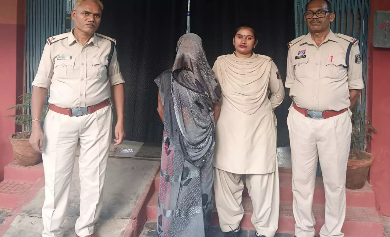CG Crime News: बेटे को पेट्रोल डाल कर जिंदा जलाने वाली मां गिरफ्तार, घटना के दो दिन पहले ही बनाई थी मर्डर की प्लानिंग...