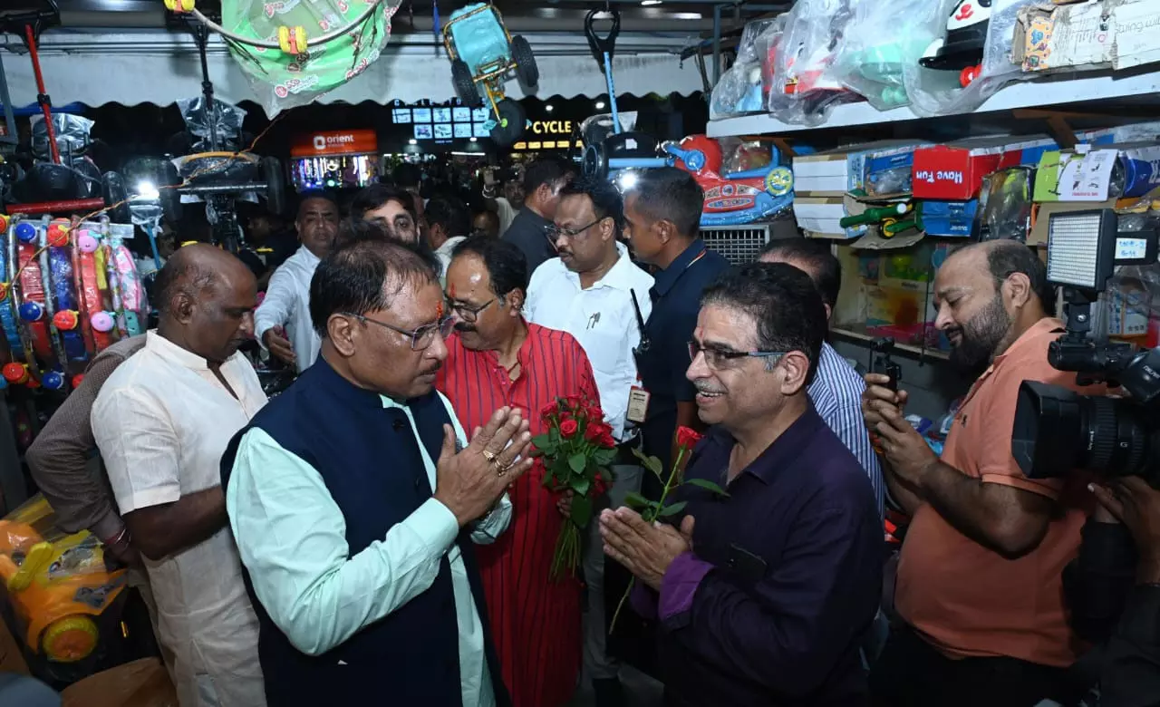 CM Vishnudeo Sai: नवरात्रि पर्व पर CM विष्णुदेव पहुंचे बाजार, जीएसटी 2.0 से व्यापारियों और उपभोक्ताओं से की चर्चा CM Vishnudeo Sai: नवरात्रि पर्व पर CM विष्णुदेव पहुंचे बाजार, जीएसटी 2.0 से व्यापारियों और उपभोक्ताओं से की चर्चा