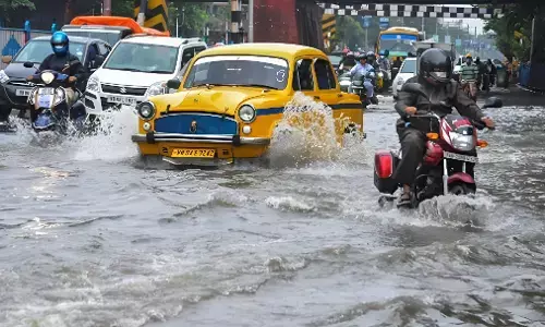 Kolkata Heavy Rainfall: कोलकाता में आसमान से गिरी मौत की बारिश, तबाही ही तबाही, 7 की मौत, मेट्रो, रेल सेवाएं प्रभावित, दुर्गा पूजा पंडालों में भरा पानी, जानें लेटेस्ट अपडेट