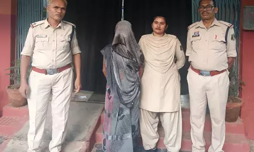 CG Crime News: बेटे को पेट्रोल डाल कर जिंदा जलाने वाली मां गिरफ्तार, घटना के दो दिन पहले ही बनाई थी मर्डर की प्लानिंग...
