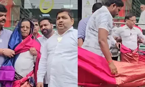 Viral Video: बीजेपी कार्यकर्ताओं ने बीच बाजार कांग्रेस नेता को जबरन पहना दी साड़ी, वीडियो सोशल मीडिया पर वायरल