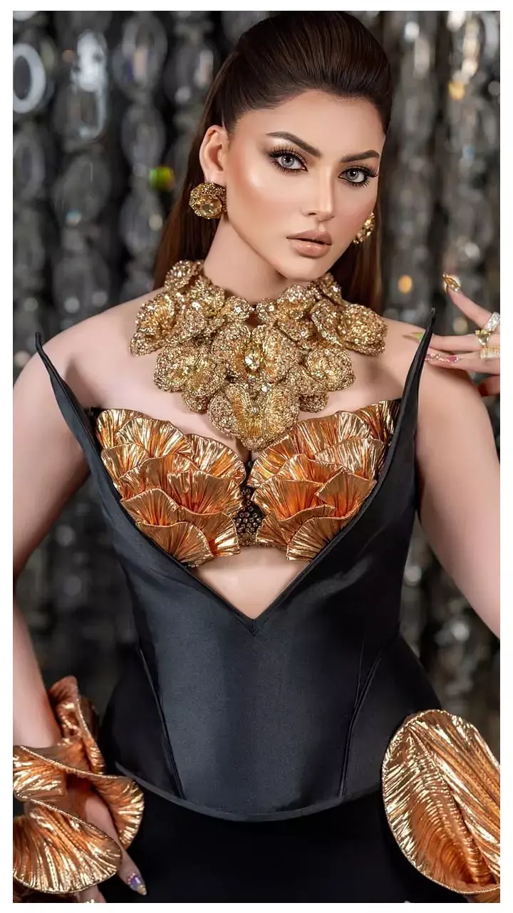 पहाड़ों की सुंदरी Urvashi Rautela ने पहनी अब ऐसी ड्रेस, फोटो देख लोग बोले-हू-हू...