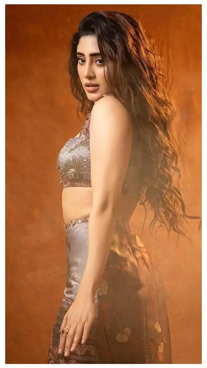 क्रॉप टॉप, लॉन्ग स्कर्ट, जलपरी बन Shivangi Joshi ने दिखाई कातिल अदाएं, फैंस बोले-AC तो...