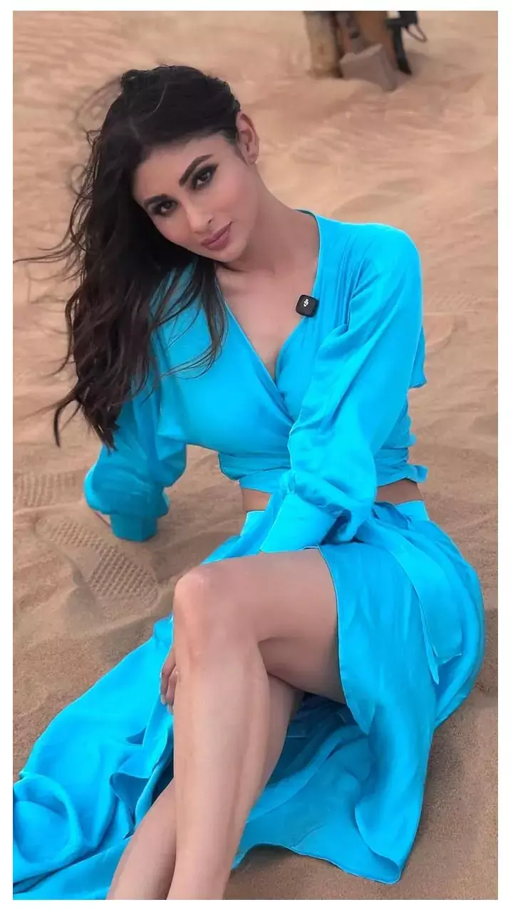 रेत पर बैठ Mouni Roy ने दिखाई ऐसा बोल्ड अवतार, बोल्ड लुक देख उड़े फैंस के होश...