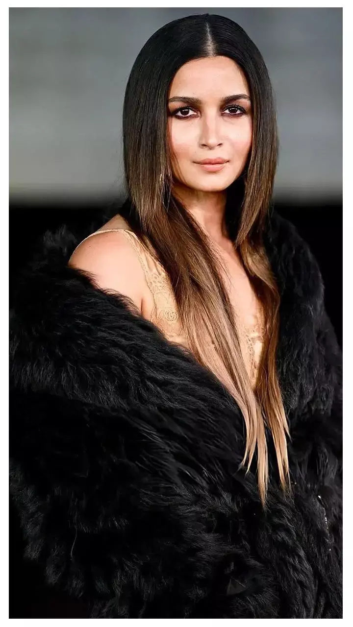 Alia Bhatt की ड्रेस सेंस को देख जमकर भड़के लोग, बोले- कॉपी करने वाली आरोपी...