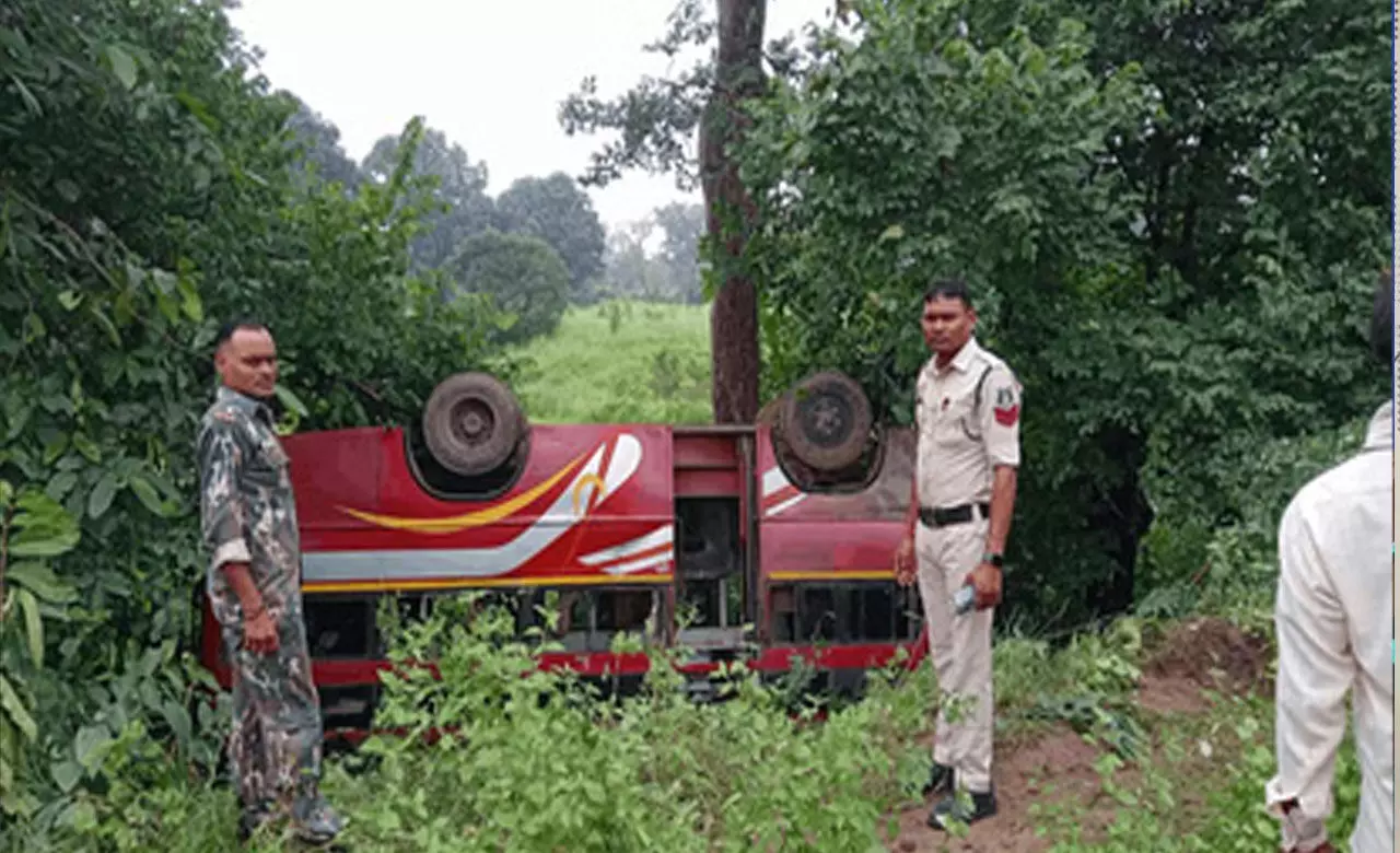 Dhamtari News: भीषण सड़क हादसा, यात्री बस पलटी, एक बच्ची की मौत, 6 घायल... 20 यात्री थे सवार