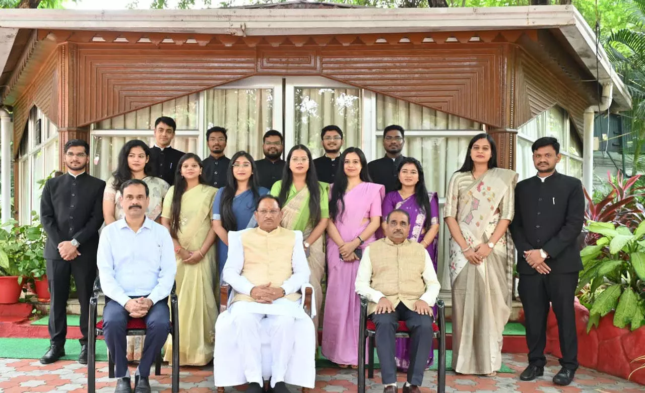 CM विष्णुदेव से राज्य प्रशासनिक सेवा के प्रशिक्षु अधिकारियों ने की मुलाकात, मुख्यमंत्री बोले-जनता की सेवा का अवसर सभी को नहीं मिलता, पूरे मनोयोग से इस अवसर का लाभ उठाएं...