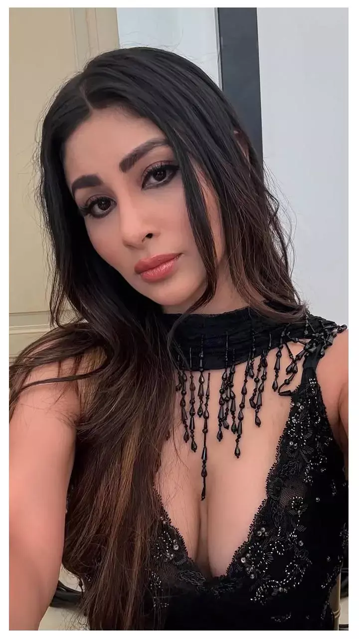 Mouni Roy ने ब्लैक ड्रेस में दिखाई ऐसी अदाएं, हर अदा पर फिदा हुए फैंस...