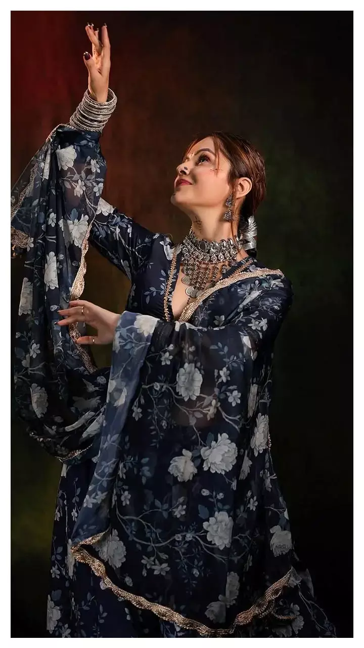 लहंगा-चोली में Rubina Dilaik ने शेयर किया अपना ऐसा फोटोशूट, खूबसूरती देख फिदा हुए फैंस...