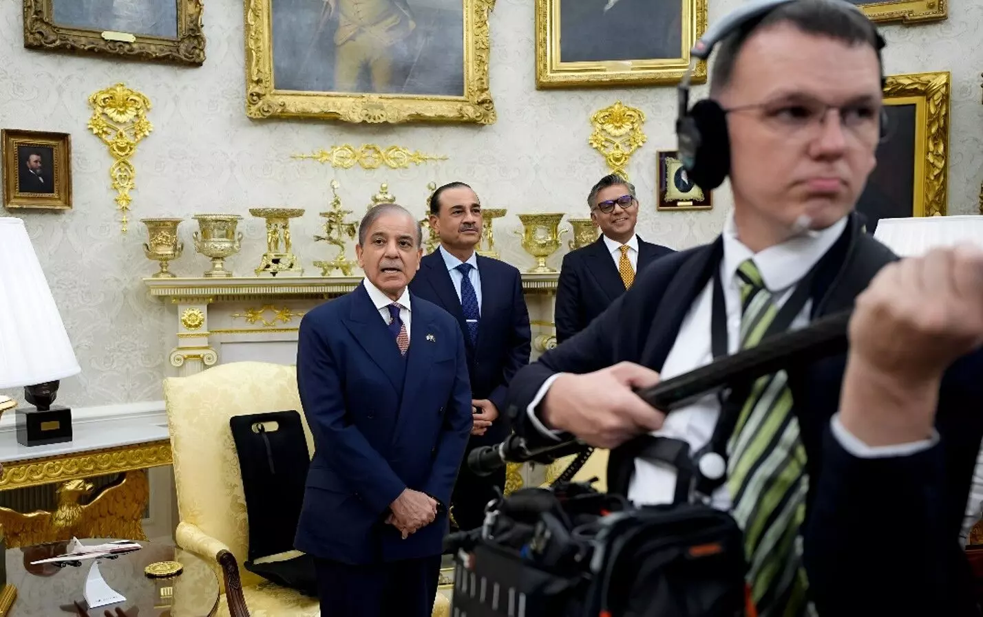 Donald Trump News: ट्रंप ने पाकिस्तान को दिखाई औकात! 30 मिनट कराया इंतजार, फोटो तक नहीं हुई जारी, जानिए और क्या हुआ?